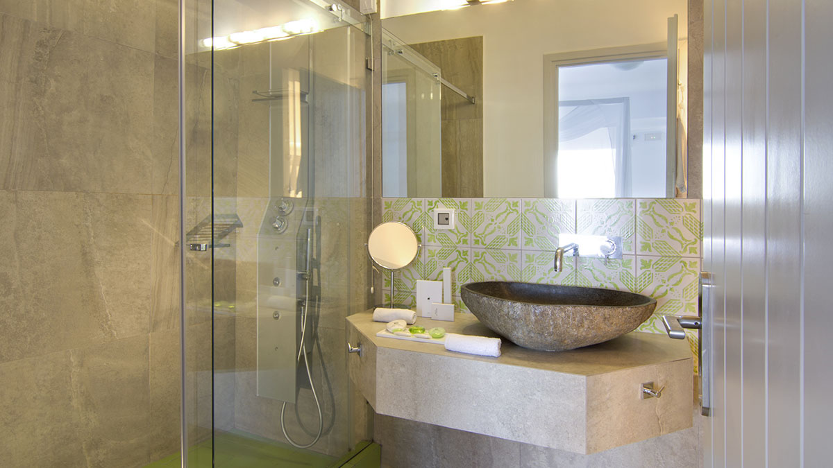 Infinity Suite with Private Heated Pool & Caldera View